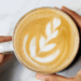 Anvisa proíbe venda de marcas de café adulterado com toxinas perigosas. Entenda como identificar produtos falsificados e se proteger no supermercado.