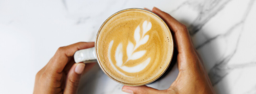Anvisa proíbe venda de marcas de café adulterado com toxinas perigosas. Entenda como identificar produtos falsificados e se proteger no supermercado.