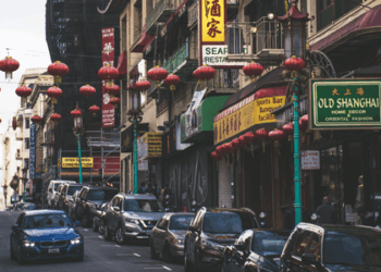 As vendas de automóveis na China subiram 13% em maio, impulsionadas por subsídios do governo e redução de tensões com os EUA. Veículos elétricos lideram crescimento com alta de 28