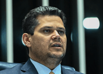 Presidente do Senado, Davi Alcolumbre, afirma que o Congresso está comprometido com o equilíbrio fiscal e abre debate sobre os R$ 800 bilhões em isenções tributárias no Brasil.