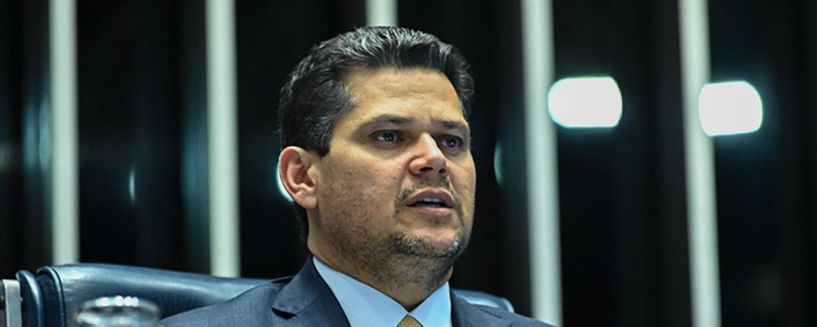 Presidente do Senado, Davi Alcolumbre, afirma que o Congresso está comprometido com o equilíbrio fiscal e abre debate sobre os R$ 800 bilhões em isenções tributárias no Brasil.