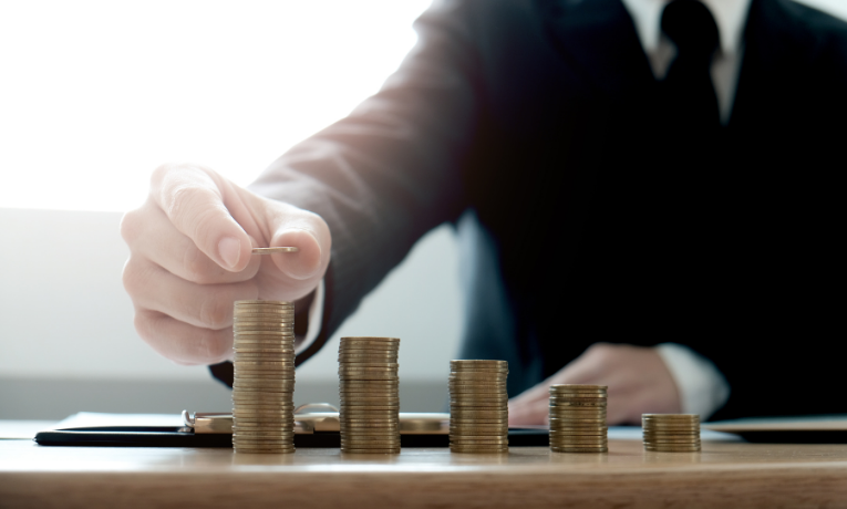 IBGE aponta crescimento de 0,2% no volume de serviços em abril de 2025; setor acumula alta de 2,2% no ano e 2,7% em 12 meses, com receita nominal estável no mês.