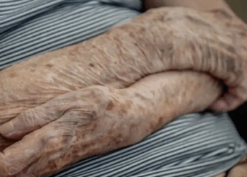 Idosa de 72 anos denuncia abandono em hospital da Unimed-BH, onde permanece internada há um mês. Caso é investigado pela Polícia Civil como abandono de incapaz.