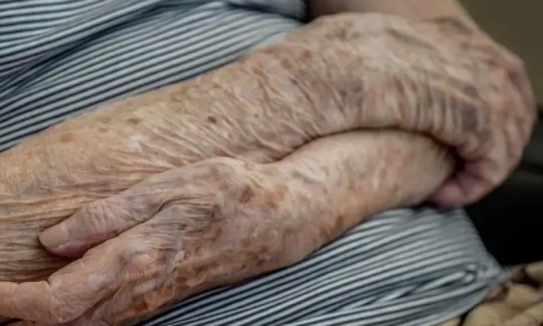 Idosa de 72 anos denuncia abandono em hospital da Unimed-BH, onde permanece internada há um mês. Caso é investigado pela Polícia Civil como abandono de incapaz.