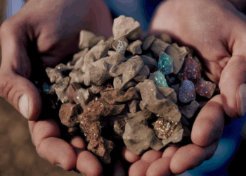 Protótipo brasileiro usa geogases para detectar terras raras sem perfurações profundas. Iniciativa promete reduzir custos e danos ambientais na mineração.
