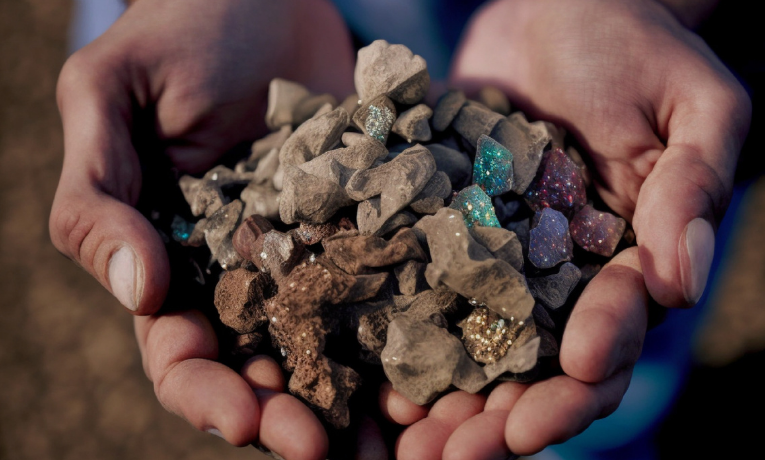 Protótipo brasileiro usa geogases para detectar terras raras sem perfurações profundas. Iniciativa promete reduzir custos e danos ambientais na mineração.