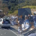 Caminhão carregado com fraldas tomba na BR-381, em São Gonçalo do Rio Abaixo (MG), e carga é saqueada por populares. PRF interdita parcialmente a via.