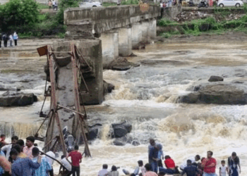Quatro pessoas morreram e 51 ficaram feridas após o colapso de uma ponte em Maharashtra, na Índia. A estrutura cedeu durante a passagem de um grupo de turistas. Causas estão sendo investigadas.