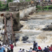 Quatro pessoas morreram e 51 ficaram feridas após o colapso de uma ponte em Maharashtra, na Índia. A estrutura cedeu durante a passagem de um grupo de turistas. Causas estão sendo investigadas.