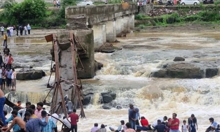Quatro pessoas morreram e 51 ficaram feridas após o colapso de uma ponte em Maharashtra, na Índia. A estrutura cedeu durante a passagem de um grupo de turistas. Causas estão sendo investigadas.
