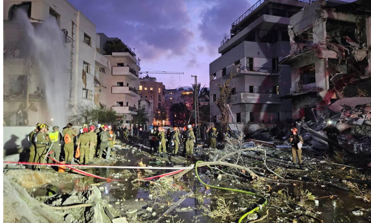 Conflito entre Irã e Israel se agrava com ataques mútuos. Chefe de inteligência iraniano é morto, 287 israelenses ficam feridos e uma usina elétrica é atingida em Haifa. Explosões também são registradas em Kermanshah.
