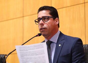 Declarações do deputado Marcelo Santos expõem crise política e ameaçam viabilidade do Porto Central no ES.
