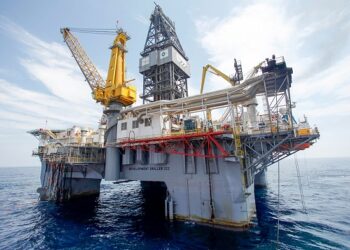 Petróleo fecha em baixa com realização de lucros após salto por tensões no Oriente Médio.