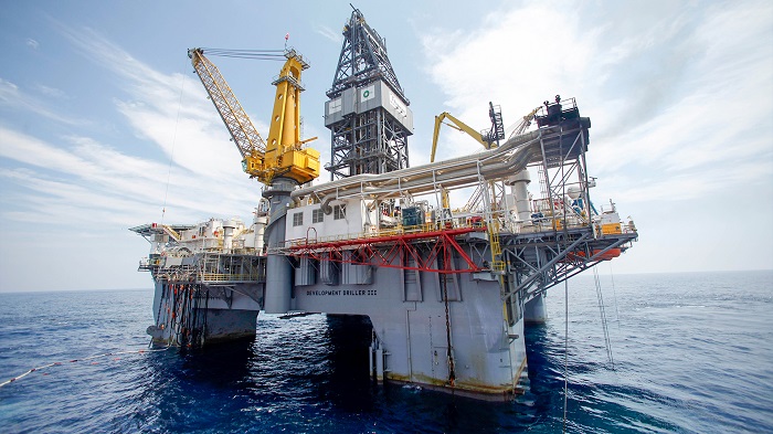 Petróleo fecha em baixa com realização de lucros após salto por tensões no Oriente Médio.