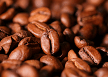 O preço do café dispara no Brasil, com alta de até 100% devido à crise climática. Consumo cai 16%, e o produto vira artigo de luxo nas prateleiras.