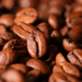 O preço do café dispara no Brasil, com alta de até 100% devido à crise climática. Consumo cai 16%, e o produto vira artigo de luxo nas prateleiras.