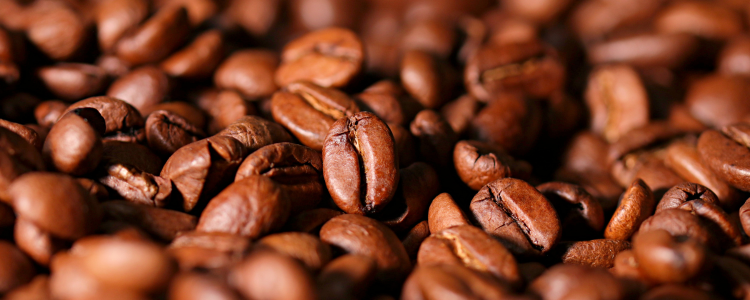 O preço do café dispara no Brasil, com alta de até 100% devido à crise climática. Consumo cai 16%, e o produto vira artigo de luxo nas prateleiras.