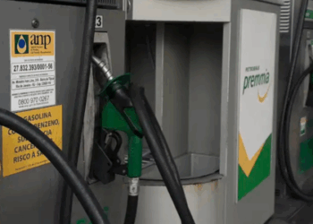 Petrobras reduz preço da gasolina para distribuidoras em 5,6%, com recuo de R$ 0,17 por litro. Na bomba, consumidores devem pagar cerca de R$ 0,12 a menos por litro. Veja os detalhes da redução.