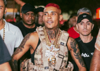 MC Poze do Rodo deixa presídio em Bangu, no Rio, após decisão da Justiça. Soltura gerou aglomeração, tumulto e intervenção da Polícia Militar.