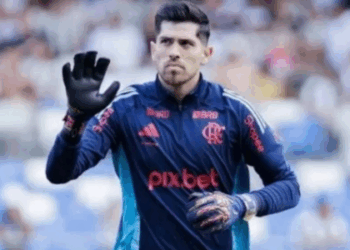 Agustín Rossi, goleiro do Flamengo, evita falar em favoritismo na estreia contra o Espérance no Mundial de Clubes. Ele destaca a importância do torneio e diz viver o melhor momento da carreira.