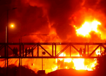 Refinaria em Haifa, norte de Israel, foi danificada por mísseis iranianos durante a madrugada. Em resposta, Israel bombardeou mais de 80 alvos em Teerã, incluindo o Ministério da Defesa. Conflito segue sem trégua.
