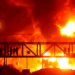 Refinaria em Haifa, norte de Israel, foi danificada por mísseis iranianos durante a madrugada. Em resposta, Israel bombardeou mais de 80 alvos em Teerã, incluindo o Ministério da Defesa. Conflito segue sem trégua.