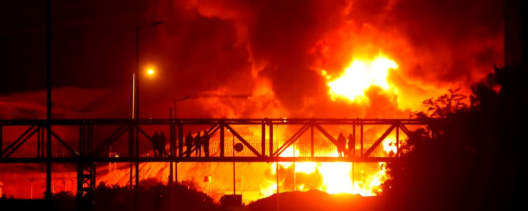 Refinaria em Haifa, norte de Israel, foi danificada por mísseis iranianos durante a madrugada. Em resposta, Israel bombardeou mais de 80 alvos em Teerã, incluindo o Ministério da Defesa. Conflito segue sem trégua.
