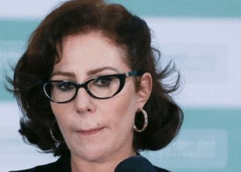 Carla Zambelli, deputada federal por São Paulo, anuncia da Europa que deixará o cargo para tratar depressão. Condenada pelo STF a 10 anos de prisão, enfrenta também outro inquérito no Supremo.