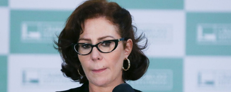 Carla Zambelli, deputada federal por São Paulo, anuncia da Europa que deixará o cargo para tratar depressão. Condenada pelo STF a 10 anos de prisão, enfrenta também outro inquérito no Supremo.