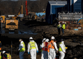 Relatório acusa governo Biden de esconder riscos à saúde pública após desastre químico em East Palestine, Ohio, em 2023. Documentos indicam omissão da Casa Branca e da FEMA.