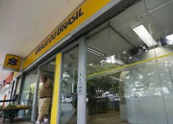 Clientes do Banco do Brasil agora podem receber comprovantes de depósitos em dinheiro via WhatsApp. Medida opcional busca reduzir uso de papel e reforça agenda sustentável da instituição.