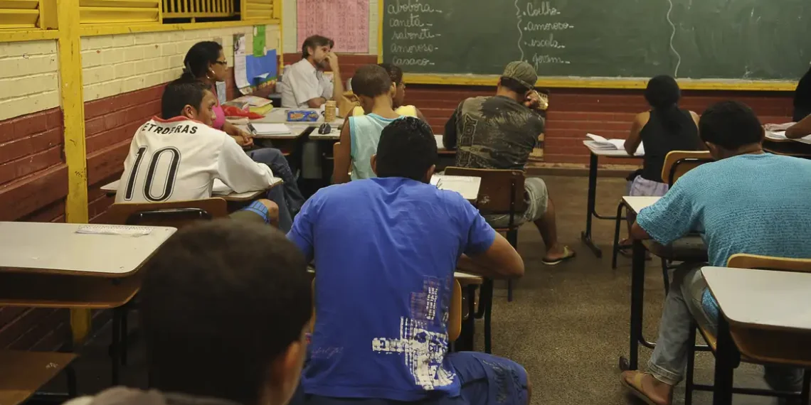 Inscrições para o Encceja Exterior 2025 terminam hoje. Exame gratuito permite que brasileiros no exterior obtenham certificação do ensino fundamental ou médio. Saiba quem pode participar.