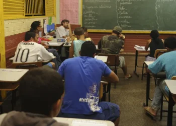 Inscrições para o Encceja Exterior 2025 terminam hoje. Exame gratuito permite que brasileiros no exterior obtenham certificação do ensino fundamental ou médio. Saiba quem pode participar.