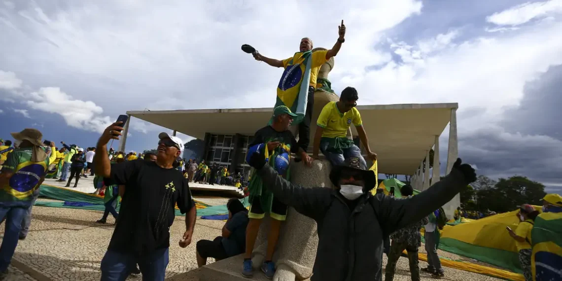 STF conclui depoimentos de testemunhas no processo contra Jair Bolsonaro e mais sete acusados por tentativa de golpe. Interrogatórios começam em 9 de junho; penas podem ultrapassar 30 anos.