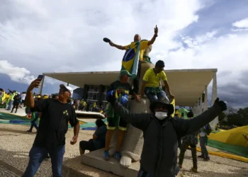 STF conclui depoimentos de testemunhas no processo contra Jair Bolsonaro e mais sete acusados por tentativa de golpe. Interrogatórios começam em 9 de junho; penas podem ultrapassar 30 anos.