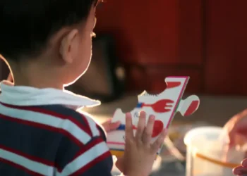 Câmara aprova PL que institui 18 de junho como Dia Nacional do Orgulho Autista. Data busca promover a inclusão e conscientização sobre o Transtorno do Espectro Autista (TEA).