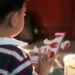 Câmara aprova PL que institui 18 de junho como Dia Nacional do Orgulho Autista. Data busca promover a inclusão e conscientização sobre o Transtorno do Espectro Autista (TEA).