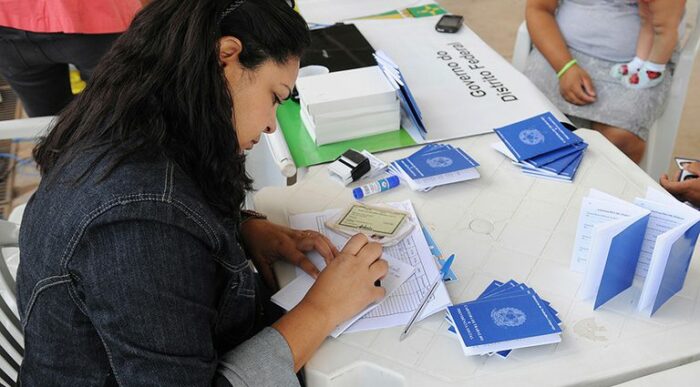 Brasil bate recorde de empregos com carteira assinada e rendimento dos trabalhadores. Taxa de desemprego cai, informalidade diminui e número de desalentados é o menor desde 2016.