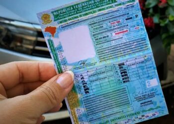 Lei sancionada por Lula autoriza uso de multas de trânsito para custear habilitação de condutores de baixa renda inscritos no CadÚnico. Transferência de veículos também será digitalizada.
