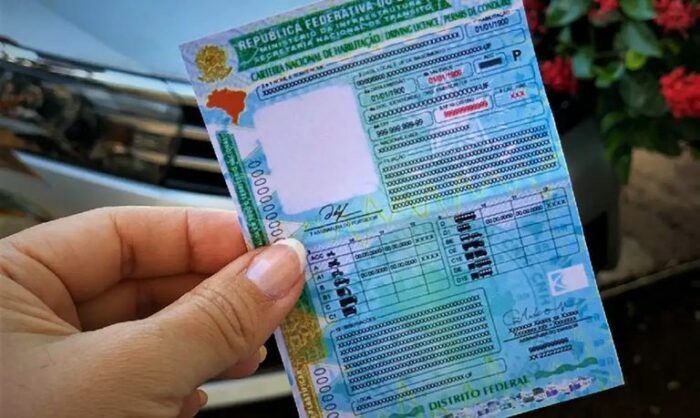 Lei sancionada por Lula autoriza uso de multas de trânsito para custear habilitação de condutores de baixa renda inscritos no CadÚnico. Transferência de veículos também será digitalizada.