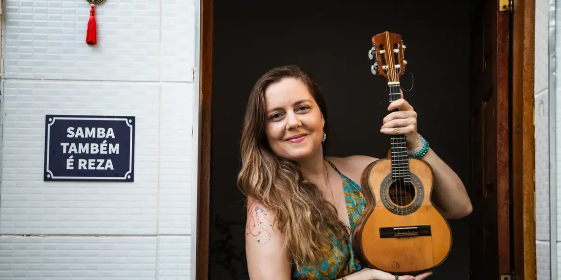 Roberta Nistra lança álbum "Eu não ando só" e fala sobre sua trajetória no Roda de Samba deste domingo, ao meio-dia, na Rádio Nacional. Ouça em várias cidades do país.