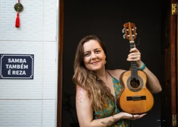 Roberta Nistra lança álbum "Eu não ando só" e fala sobre sua trajetória no Roda de Samba deste domingo, ao meio-dia, na Rádio Nacional. Ouça em várias cidades do país.