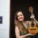 Roberta Nistra lança álbum "Eu não ando só" e fala sobre sua trajetória no Roda de Samba deste domingo, ao meio-dia, na Rádio Nacional. Ouça em várias cidades do país.