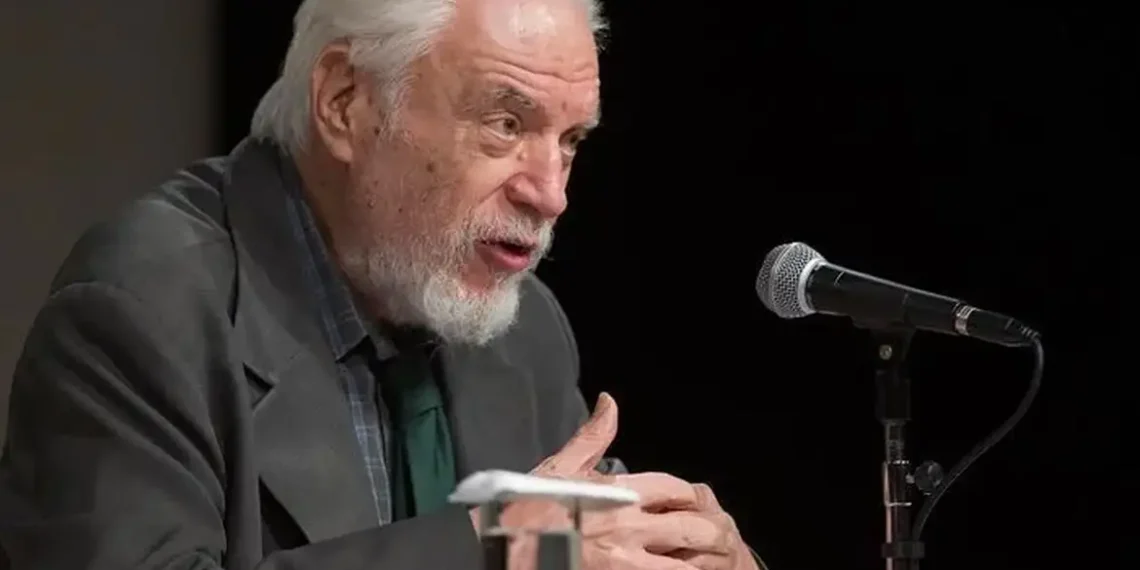 Morre Cícero Sandroni, aos 90 anos, no Rio. Jornalista e ex-presidente da ABL, foi voz ativa contra a censura e marcou a literatura brasileira com obras premiadas.