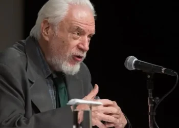 Morre Cícero Sandroni, aos 90 anos, no Rio. Jornalista e ex-presidente da ABL, foi voz ativa contra a censura e marcou a literatura brasileira com obras premiadas.