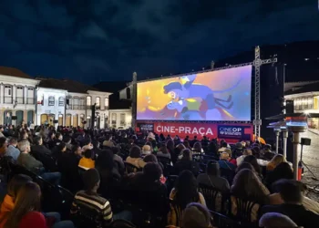 Marisa Orth é homenageada na 20ª CineOP em Ouro Preto. Festival exibe 144 filmes e celebra o humor feminino no cinema brasileiro com programação gratuita.