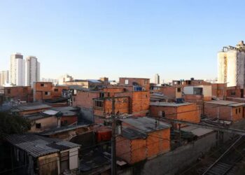 O presidente Lula oficializou nesta quinta (26) a solução habitacional para famílias da Favela do Moinho, em São Paulo. Moradores terão até R$ 250 mil em subsídios para adquirir imóveis sem contrapartida financeira.