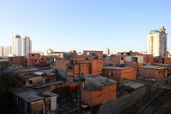 O presidente Lula oficializou nesta quinta (26) a solução habitacional para famílias da Favela do Moinho, em São Paulo. Moradores terão até R$ 250 mil em subsídios para adquirir imóveis sem contrapartida financeira.