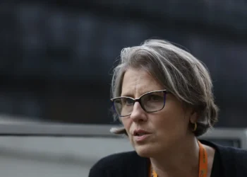 Evento internacional de checagem de fatos no Rio de Janeiro reúne jornalistas de todo o mundo. Angie Holan, do IFCN, destaca desafios contra fake news, IA e papel das big techs na desinformação.