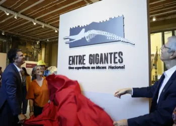 Museu Nacional reabre com exposição "Entre Gigantes" sete anos após incêndio. Destaques incluem esqueleto de baleia cachalote e meteorito Bendegó. Reconstrução segue com apoio do BNDES e MEC.